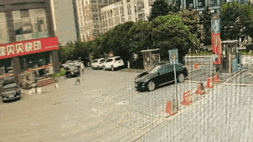 一电动车行驶中被原地弹起后起火 整车烧报废